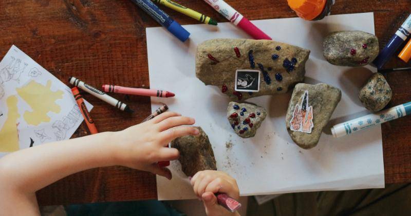 5 Macam Seni Rupa Terapan yang Bisa Dibuat Anak saat di Rumah Saja