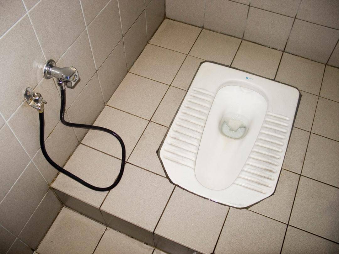 https://upload.wikimedia.org/wikipedia/commons/8/8c/Squat_toilet_at_Kuala_Lumpur_International_Airport.jpg