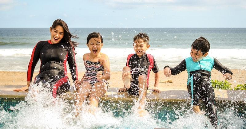 Tips Aman Membawa Makanan Ketika Piknik di Pantai Bersama Keluarga