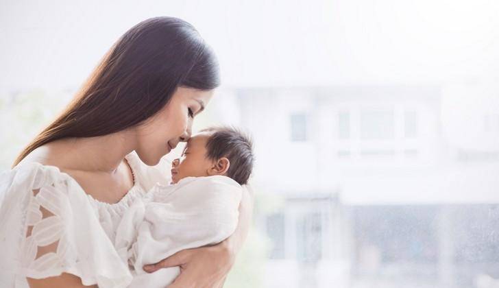 Mama sedang menggendong si Kecil - Shutterstock/paulaphoto
