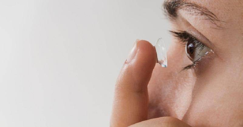 woman wearing softlens - Freepik