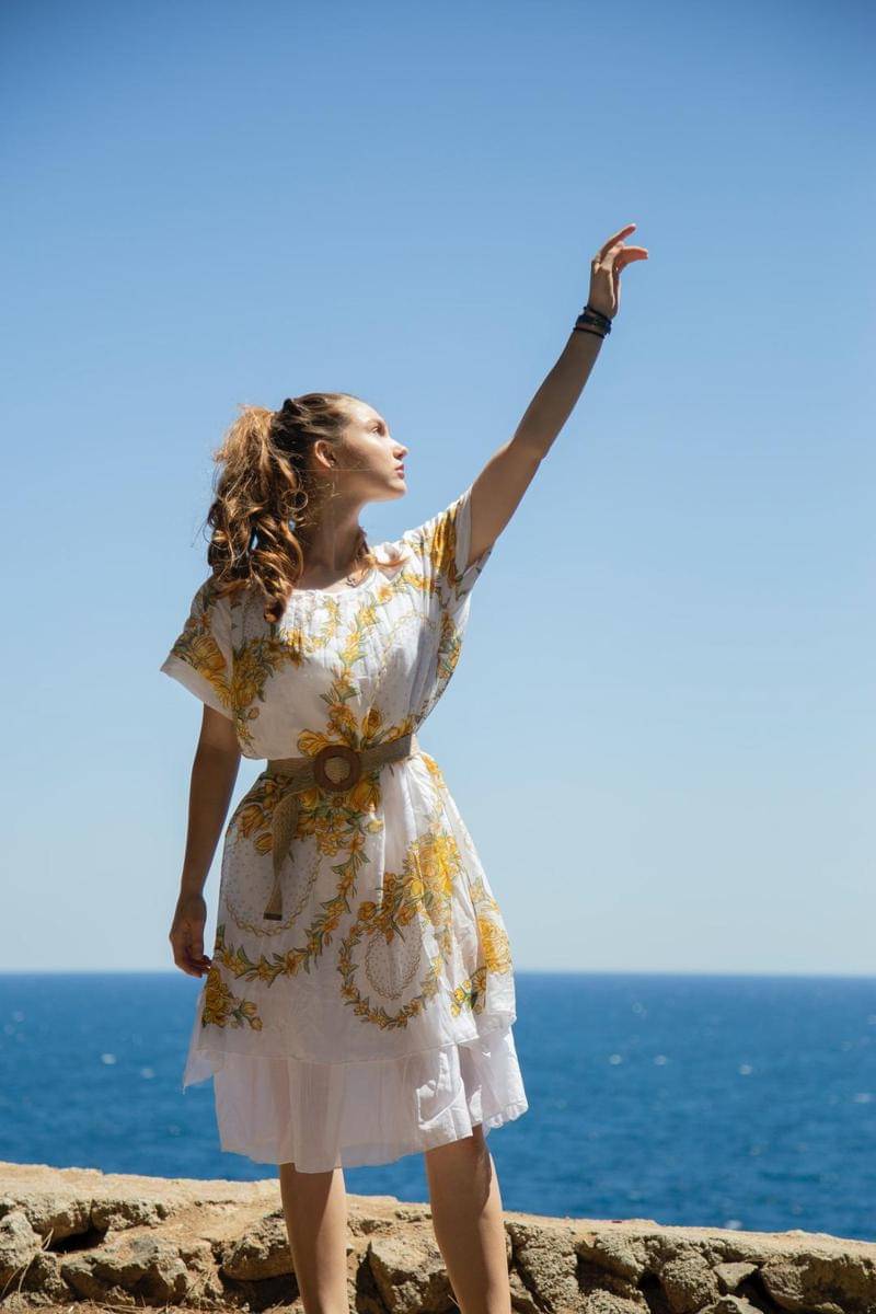 Memadukan dress dengan ikat pinggang untuk membuat bentuk tubuh lebih terlihat. - Photo by tugay aydın from Pexels