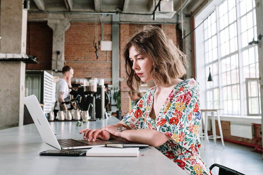 Printed dress bermotif bunga dengan warna cerah selalu bikin segar. - Photo by cottonbro from Pexels