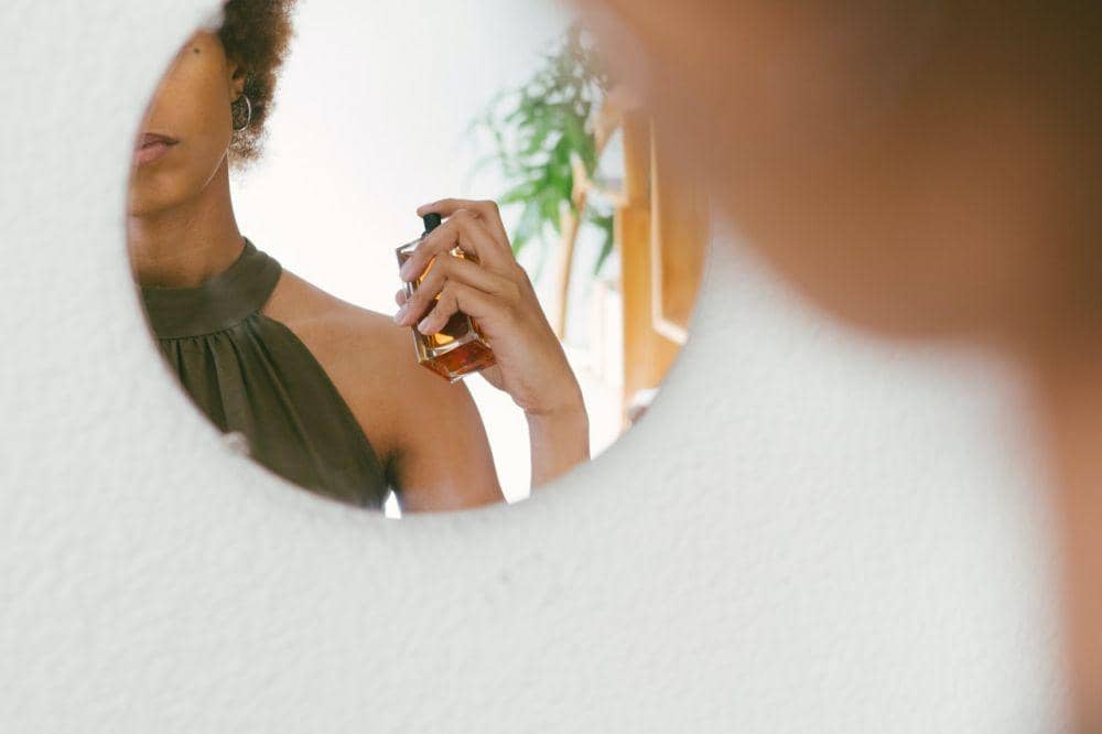 Ilustrasi perempuan menggunakan parfum (pexels.com/RF._.studio)