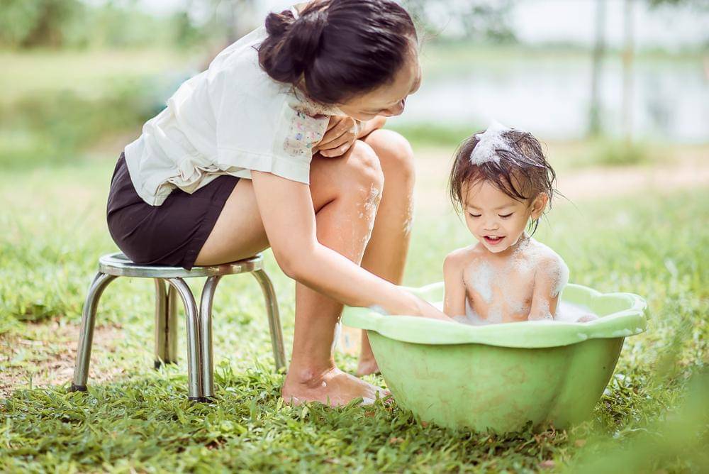 Ibu memandikan si Kecil - Shutterstock/Suwittawatpix