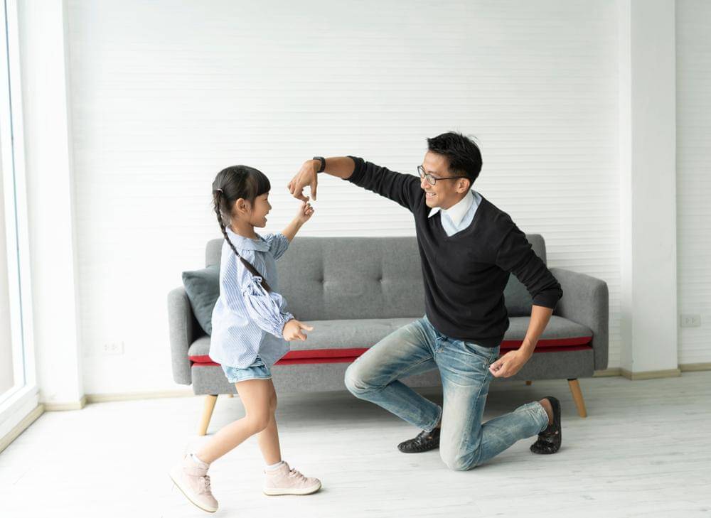 Papa bermain bersama si Kecil - Shutterstock/This Is Me