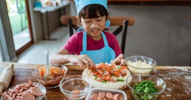 6 Manfaat Mengenalkan Kegiatan Dapur bagi Perkembangan Anak