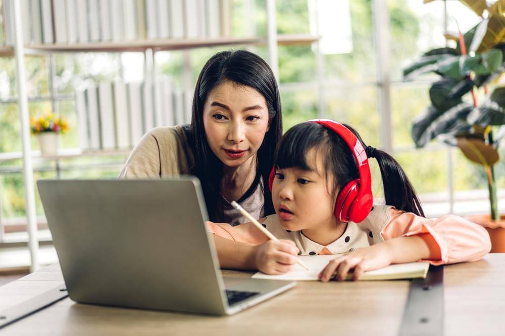 Mama mengajarkan si Kecil sekolah online - Shutterstock/Art_photo