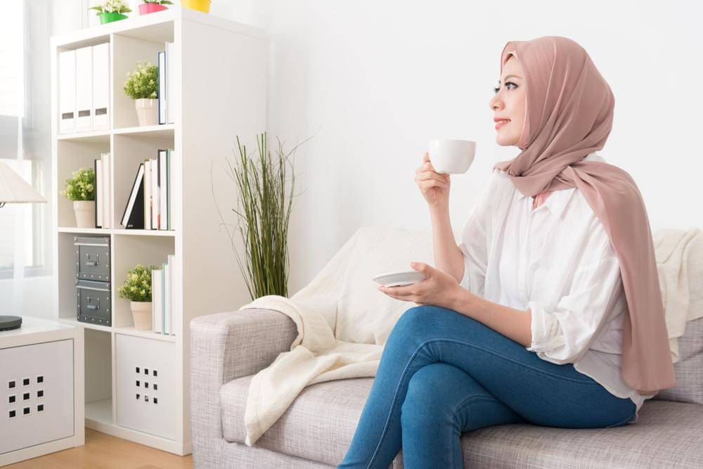 Mama sedang menikmati teh - Shutterstock/PR Image Factory