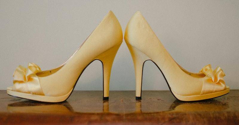 5 Cara Melonggarkan Sepatu yang Kekecilan