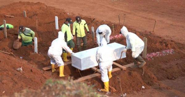 Ilustrasi pemakaman dengan protokol Covid-19 - IDN Times/Lia Hutasoit