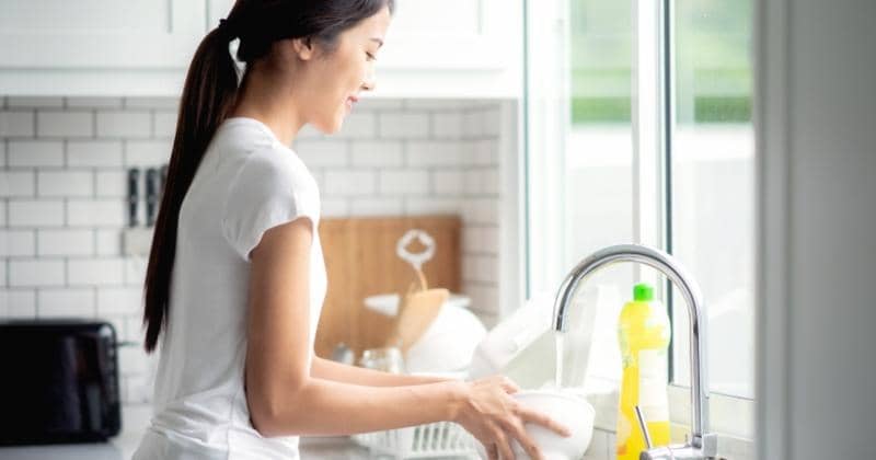 Bukan Busa yang Banyak, Ini Tips Memilih Produk Pencuci Piring