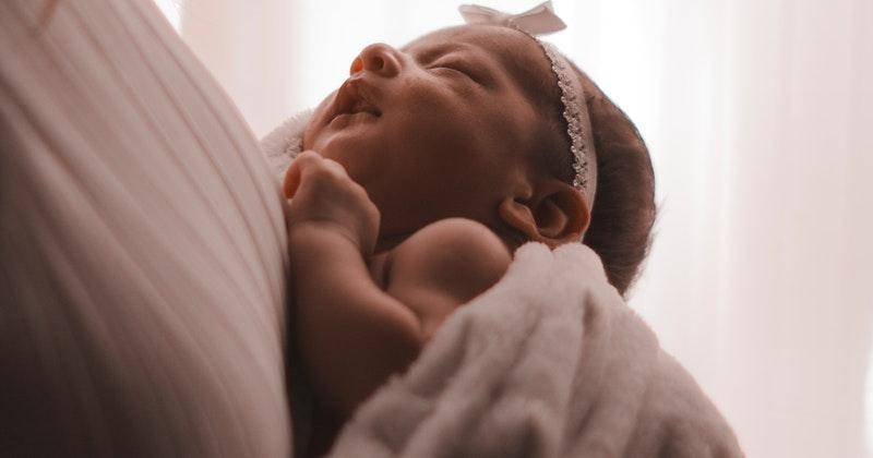 5 Rekomendasi Gendongan untuk Bayi Baru Lahir atau Newborn