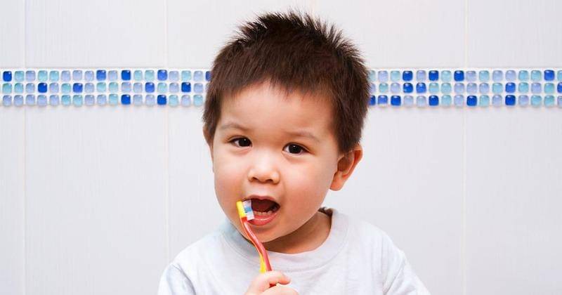 Anak menggosok giginya sendiri. - thewarrencenter.org