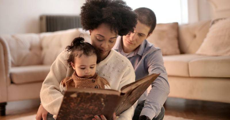 Mama membacakan dongeng untuk anak. - Pexels/Andrea Piacquadio