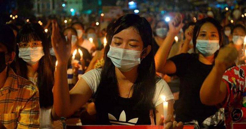 Aksi nyala lilin yang dilakukan banyak pengunjuk rasa di malam hari. - braintreeandwithamtimes.co.uk