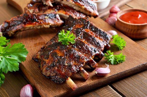 Keluarga Suka BBQ-an di Rumah? Ini 5 Cara Rawat Piring Cantik Mama