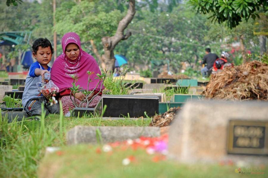 Bacaan Doa Ziarah Kubur Singkat Lengkap Arab, Latin, dan Artinya