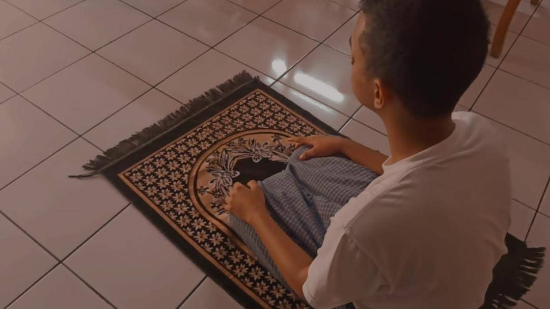 Bacaan Doa Tahiyat Akhir Lengkap Sampai Salam Arab, Latin dan Artinya