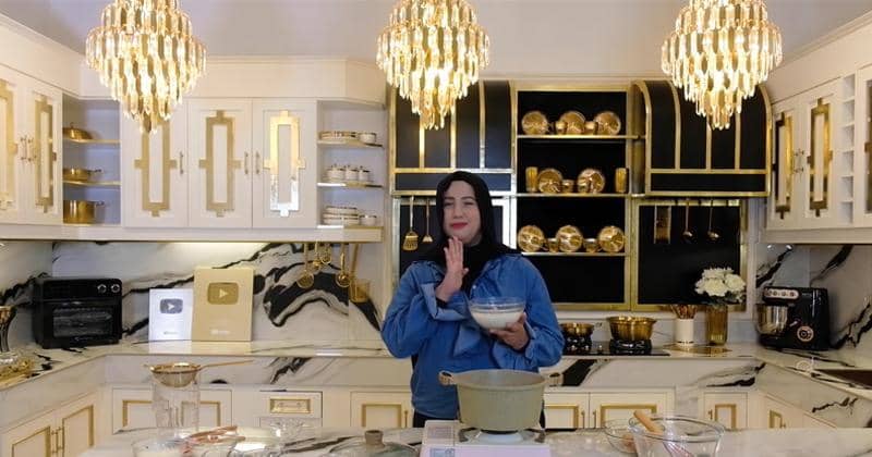 Penuh Warna Emas, Ini 7 Potret Dapur Baru Tasyi Athasyia