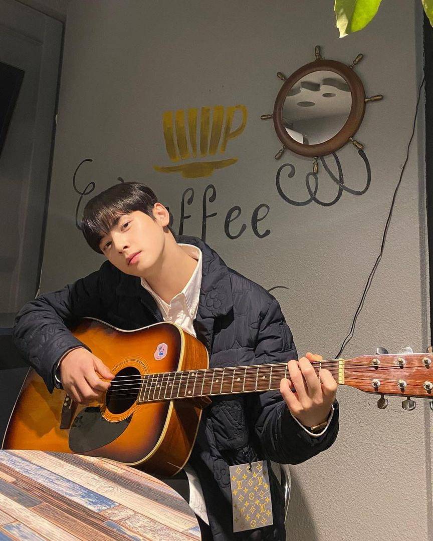 Instagram.com/Eunwo.o_c