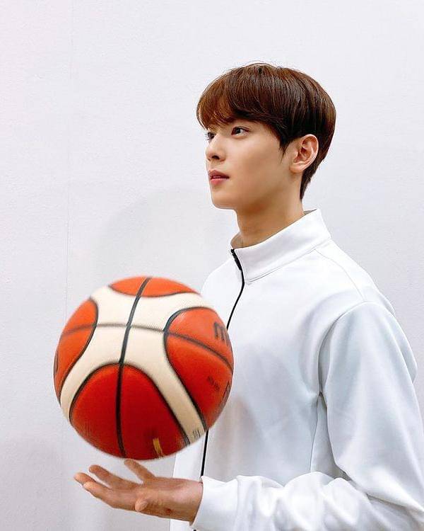 Instagram.com/Eunwo.o_c