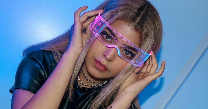 7 Fakta Menarik Jharna Bhagwani, Beauty Influencer Inspirasi Remaja