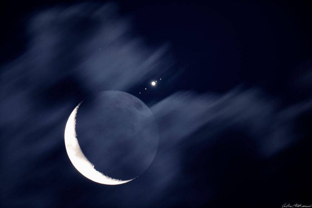 Bulan berdekatan dengan Jupiter