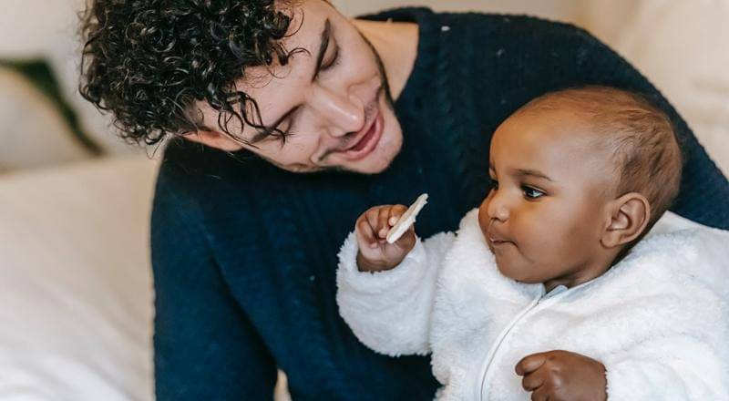 baby eating - Pexels/Wiliam Fortunato