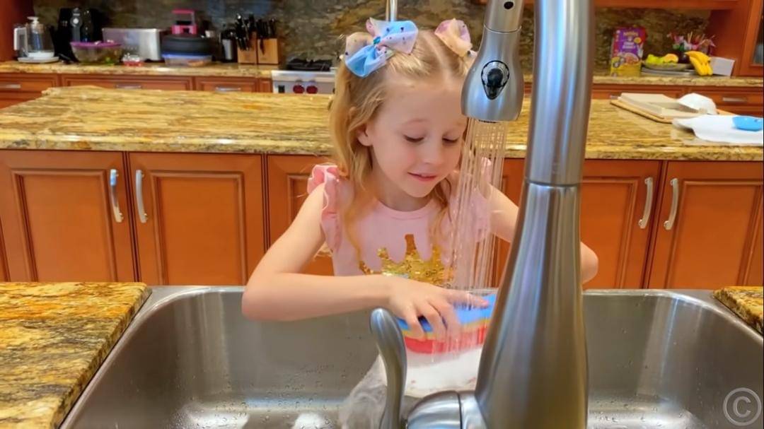 Youtube.com/Like Nastya IDN