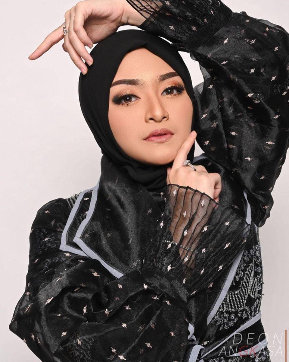 Instagram.com/nathalieholscher/