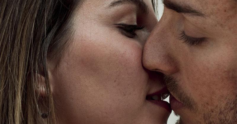 5 Posisi Seks untuk Suami yang Memiliki Penis Melengkung