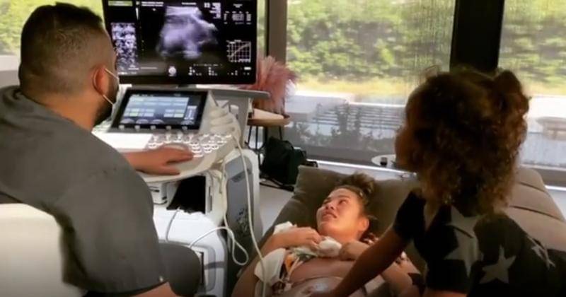 Momen bahagia saat Chrissy memeriksa kandungannya - Instagram.com/chrissyteigen