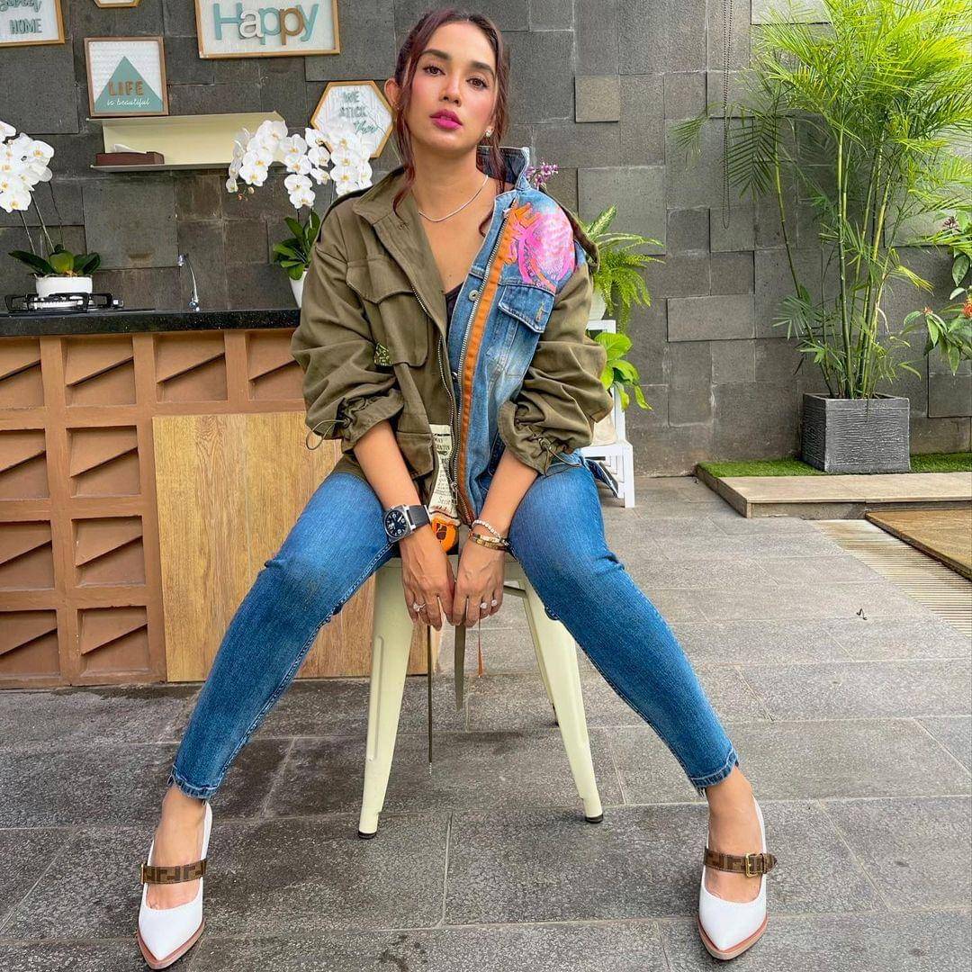 Penampilan Ussy Sulistiawaty saat hangout - instagram.com/ussypratama