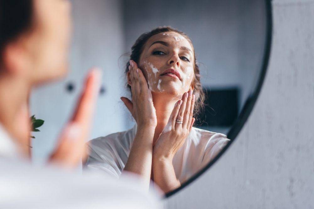 Moisturizer atau Sunscreen Dulu? Cara Tepat Pakai Skincare Pagi!