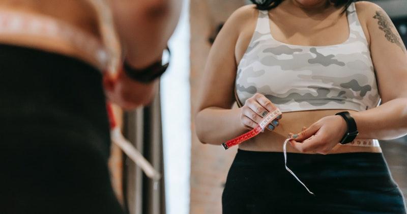 9 Alat Fitnes untuk Melatih Otot Perut yang Bisa Dipakai di Rumah
