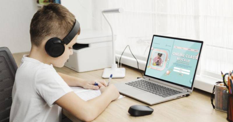 Ilustrasi anak sedang belajar daring - Freepik