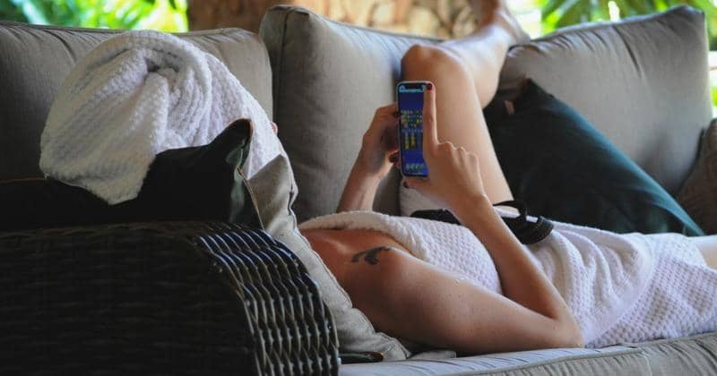 Kecanduan Ponsel Bisa Menghambat Kesehatan Kulit, Ini Dia Solusinya