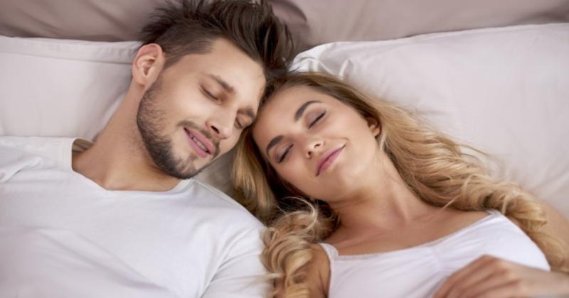 5 Manfaat Tidur di Jam yang Sama untuk Pasangan Suami Istri
