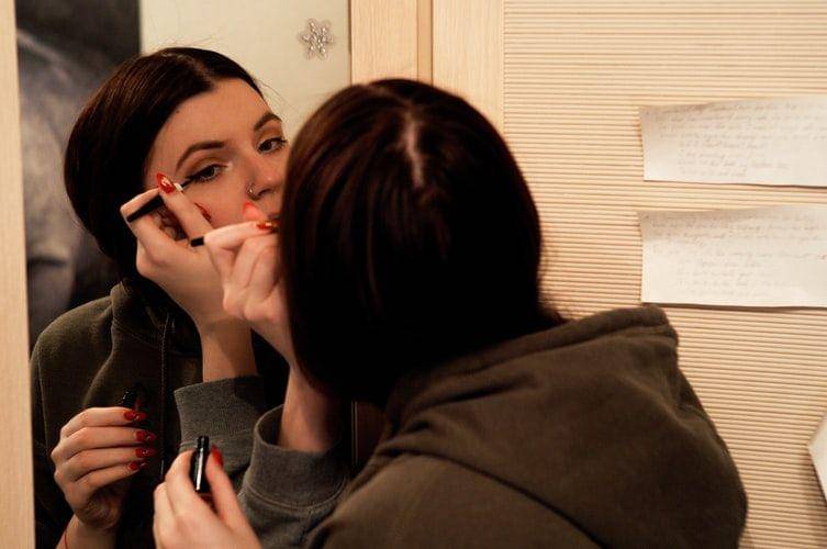 Ilustrasi memakai eyeliner (Unsplash.com/Artem Labunsky)