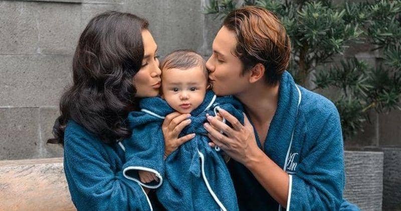 Family Man Abis, Ini 7 Potret Andhika Pratama saat Mengasuh Baby Saka