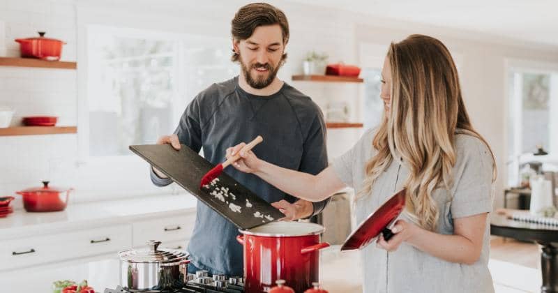 5 Alasan Memasak Bersama Pasangan Memengaruhi Keintiman Hubungan