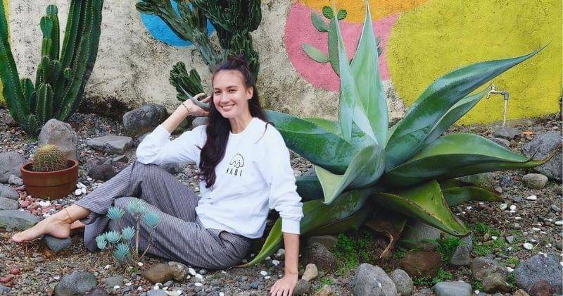 joker with card - Instagram.com/nadinelist