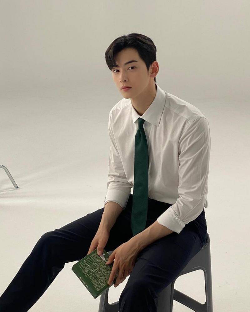 Instagram.com/eunwo.o_c