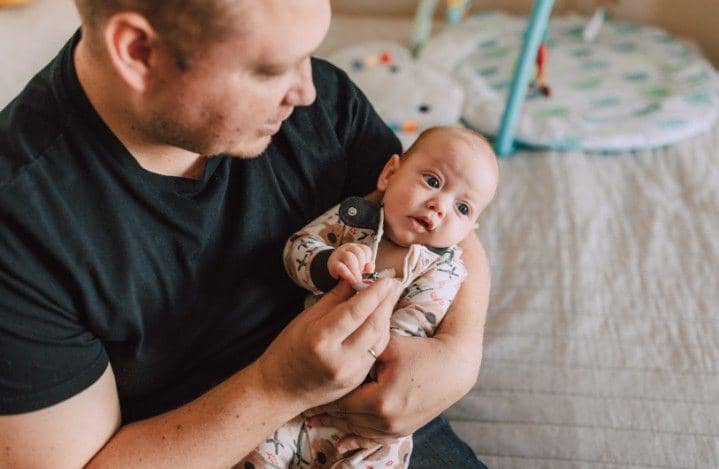 Riset: Tidur Bayi Lebih Tenang saat Bersama Papa