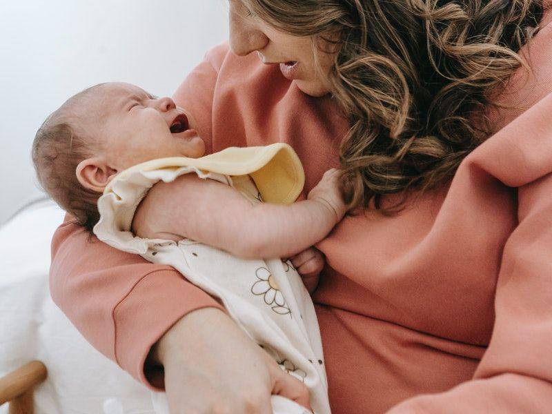 ilustrasi bayi rewel (pexels.com/sarahchai)