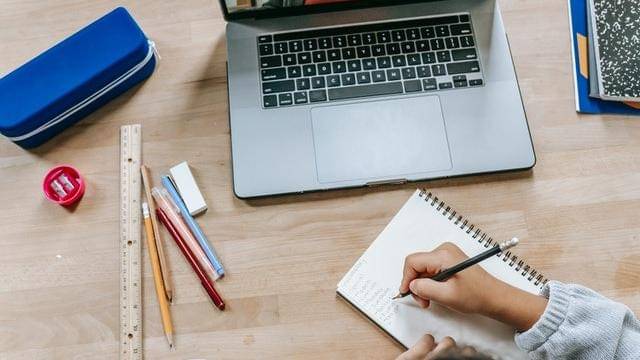 Pexels/katerina-holmes