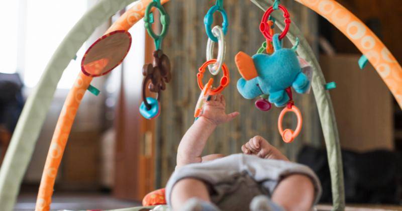 Rekomendasi Mainan Bayi 4 Bulan yang Aman dan Menyenangkan