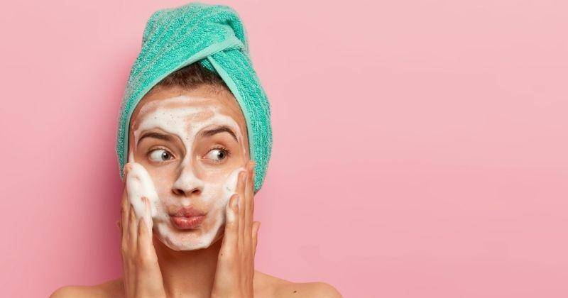 7 Rekomendasi Sabun Muka untuk Kulit Berjerawat