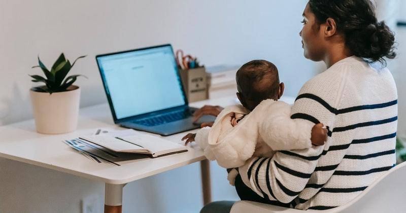 Masih WFH, 6 Tips Kembali Bekerja di Rumah setelah Kehadiran si Kecil